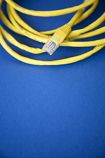 cavo Ethernet, blu, superficie, cavo ethernet giallo, cavo, giallo, Tech, cablata, cavo del computer, connessione, Internet, spina di connessione di rete, rete di computer, tecnologia, comunicazione, in casa, sfondo colorato, computer, girato in studio, nessuno, tecnologia wireless, attrezzatura informatica, copia spazio, attrezzatura, apparecchiature di telecomunicazione, telefono fisso, comunicazioni globali, sfondo blu, server di rete, linea telefonica, cavo telefonico, materiale elettrico, 4K, CC0, dominio pubblico, privo di copyright