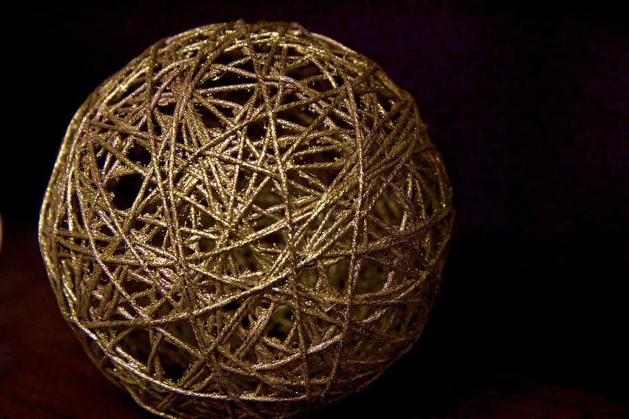 advent, værelse dekorationer, bold, tråd, gylden, sfære, studio skud, indendørs, sort baggrund, ingen mennesker, tæt på, enkelt objekt, stilleben, geometrisk form, snor, kompleksitet, cirkel, mønster, kopiere plads, metal, belyst, direkte over, Kunst og håndværk, nat, sammenfiltrede, 4K
