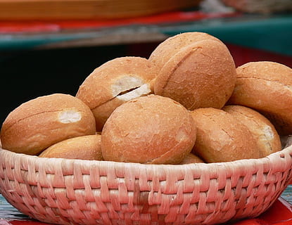 rulla, leipä, rapea, leipoa, leivonnaiset, ruoka, ruoka ja juoma, kori, tuoreus, kontti, lähikuva, pulla, ei ihmisiä, ryhmä kohteita, korihuonekalut, terveellinen ruokavalio, paistettu, keskittyä etualalle, hyvinvointi, ruskea, suuri joukko esineitä, ryhmä, leipää, makea pulla, välipala, musta tausta, , CC0, public domain, rojaltivapaa