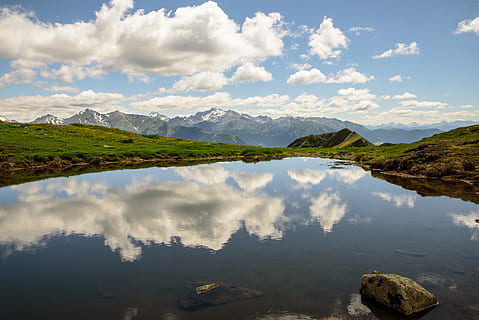 sakin, vücut, Su, çim saha, Çiftlik, göl, dağ, bulut, yansıma, çimen, Kaya, peyzaj, dağ silsilesi, Mirror Lake, dış mekan, gökyüzü, bulut - gökyüzü, manzaralar - doğa, doğada güzellik, sakin sahne, huzur, doğa, insansız, kentsel olmayan sahne, gün, pastoral, çevre, liman bölgesi, açık havada, 5K, CC0, kamu malı, telif ücretsiz