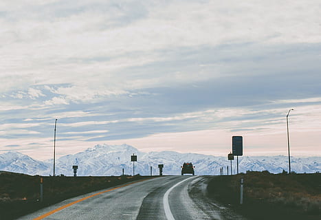 cotxe, gairebé, buit, carretera, gris, pavimentar, durant el dia, silueta, naturalesa, paisatge, asfalt, cel, transport, núvol - cel, carrer, cap gent, a l'aire lliure, el camí a seguir, senyal de trànsit, signe, direcció, neu, temperatura de fred, carretera buida, símbol, marcatge de carreteres, muntanya, bellesa a la natura, perspectiva decreixent, hivern, muntanya nevada, 1080P, CC0, domini públic, lliure de regalies