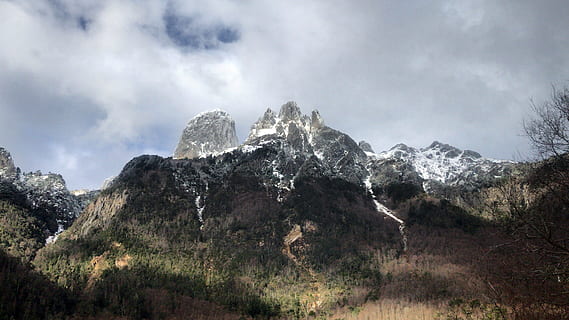 Góra, śnieg, iphone 7 plus, chmura - niebo, niebo, solidny, rock - obiekt, Natura, krajobraz, piękno natury, środowisko, scenics - natura, skała, wylądować, drzewo, pasmo górskie, roślina, szczyt górski, ekstremalny teren, zimowy, żadnych ludzi, sosna, na dworze, drzewo iglaste, lasy sosnowe, ośnieżona góra, 2K, CC0, domena publiczna, darmowe zdjęcia
