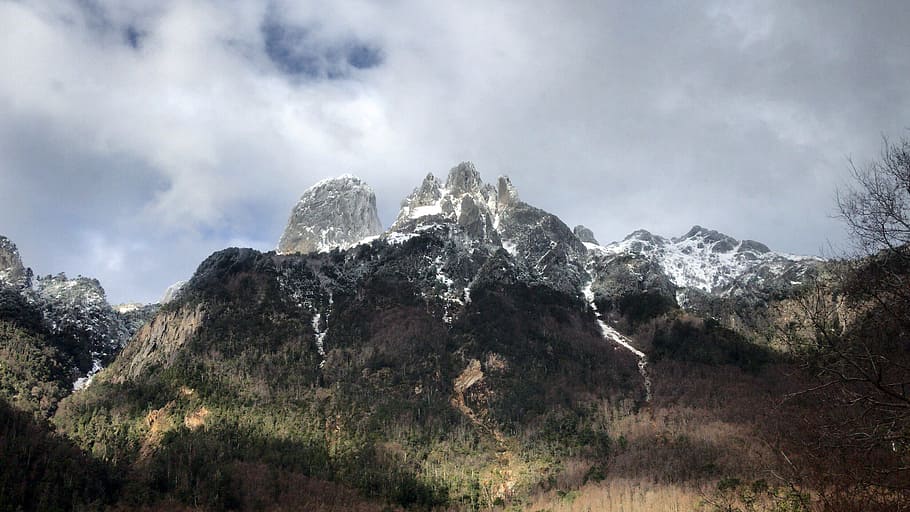 hora, sníh, iphone 7 plus, mrak - nebe, nebe, pevný, rock - objekt, Příroda, krajina, krása v přírodě, životní prostředí, scenics - příroda, Skála, přistát, strom, pohoří, rostlina, horský vrchol, extrémní terén, zimní, nikdo, borovice, venku, jehličnatého stromu, borové lesy, zasněžené hory, 2K