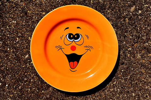 Teller, Geschirr, smiley, süß, Porzellan, bunt, Farbe, Essen, Orange, keine Leute, anthropomorphes Gesicht, Nahansicht, Sternzeichen, drinnen, Tag, Darstellung, Kreativität, Kreis, Kunst und Handwerk, Geometrische Figur, menschliche Darstellung, gestalten, Gelb, orange Farbe, anthropomorphes smileygesicht, High Angle View, anthropomorph, Gesicht, direkt darüber, 5K, CC0, gemeinfrei, lizenzfrei