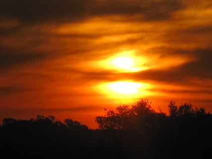 solnedgång, dramatisk, Sol, dela, vit, gul, ljus, himmel, moln, orange, röd, glöd, skuggor, träd, orange färg, skönhet i naturen, scenics, natur, scenics - natur, lugn, moln - himmel, silhuett, lugn plats, växt, idyllisk, inget folk, dramatisk himmel, solljus, icke-urbana scenen, utomhus, miljö, romantisk himmel, 2K, CC0, offentligt domän, royaltyfria