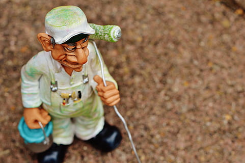 flach, Foto fokussieren, Maler Figur, Maler, löschen, Arbeit, Zahl, Maler arbeiten, Farbe, Job, Malerei, rollen, renovieren, hausmaler, Tintenroller, lustig, süß, Deko, Dekoration, Kunst, eine Person, halten, Hut, Erwachsene, Legere Kleidung, suchen, Natur, Vorderansicht, Landwirtschaft, Arbeiten, Kleidung, Männer, Pflanze, Wachstum, Tag, Lebensstile, Landschaft, Gartenarbeit, Stock - Pflanzenteil, 5K, CC0, gemeinfrei, lizenzfrei