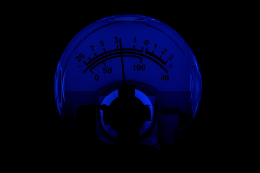 tecnologia, instrument, anunci, vu, mesurador de vu, db, volum, analògic, agulla, poder, reproducció de música, so, àudio, música, nivell, nivell de so, amplificador, escala, blau, nit, tir de l'estudi, temps, cap gent, fosc, equipament, sol objecte, primer pla, a l'interior, tallar, fons negre, rellotge, nombre, forma, cercle, color negre, naturalesa, Internet, blau fosc, 2K