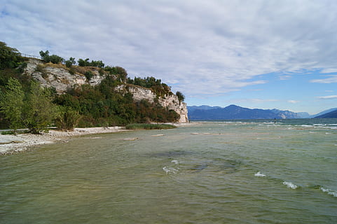 cielo, nuvole, lago, montagne, Sirmione, fiume, estate, acqua, bellezza nella natura, scenics - natura, montagna, scena tranquilla, mare, la tranquillità, natura, lungomare, nuvola - cielo, nessuno, terra, giorno, scena non urbana, spiaggia, albero, all'aperto, idilliaco, 4K, CC0, dominio pubblico, privo di copyright