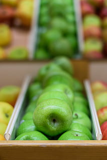 Äpfel, Obst, fallen, Apfel, Obstgarten, Grün, Markt, Essen und Trinken, Lebensmittel, grüne Farbe, gesundes Essen, Frische, drinnen, Nahansicht, keine Leute, Wohlbefinden, Gemüse, selektiver Fokus, Fokus auf den Vordergrund, Apfel - Frucht, Tabelle, in einer Reihe, Holz - Material, Stillleben, Essgeschirr, Wahl, Tablett, 5K, CC0, gemeinfrei, lizenzfrei