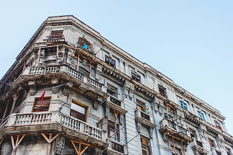hormigón, edificio, balcones, día, bajo, fotografía de ángulo, blanco, errante, Cuba, apartamento, balcón, arquitectura, estructura construida, exterior del edificio, casa, antiguo, industria de construccion, historia, destinos de viaje, al aire libre, ciudad, vista de ángulo bajo, cielo, cielo limpio, nadie, ventana, naturaleza, Distrito residencial, luz del sol, azul, 5K, CC0, dominio público, libre de derechos
