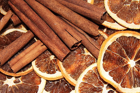brūns citruss, kanēlis, apelsīns, apelsīni, šķēle, šķēles, pielīmēt, nūjas, sausa, apdare, ēdiens, garšvielas, augļi, anīsa, Ziemassvētki, fona, pārtika un dzērieni, nav cilvēku, svaigumu, koksne - materiāls, Klusā daba, veselīga ēšana, augsts leņķa skats, liela objektu grupa, tuvplāns, labklājību, pilna kadra, telpās, pārpilnība, sarkans, 720P, CC0, publiskais domēns, bez atlīdzības