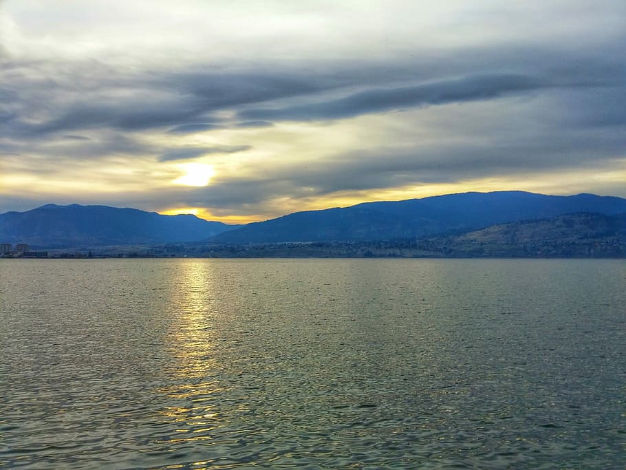 llac, posta de sol, vall, núvols, aigua, posta de sol, vall, calma, okanagan, muntanya, reflexió, natural, llum solar, bc, passar per alt, serè, paisatge, viatjar, naturalesa, escènic, Canadà, escenics, tranquil·litat, davant del mar, bellesa a la natura, escenics - natura, cel, escena tranquil·la, núvol - cel, Serra, escena no urbana, idíl·lic, cap gent, ondulat, remot, a l'aire lliure, 4K