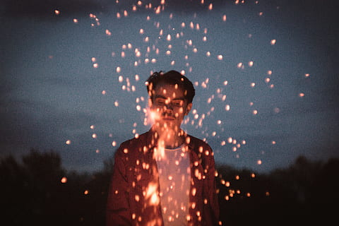 homem segurando sparkler, fotografia, homem, jogando, fogo, fogueira, período noturno, fotografia de lapso de tempo, homens, pessoas, adulto, noite, machos, céu, iluminado, apenas adultos, uma pessoa, vista frontal, de pé, retrato, olhando, roupa casual, movimento, cintura para cima, natureza, adulto jovem, adulto médio, Tiros na Cabeça, emoção, ao ar livre, celebração, Penteado, contemplação, 5K, CC0, domínio público, royalty free