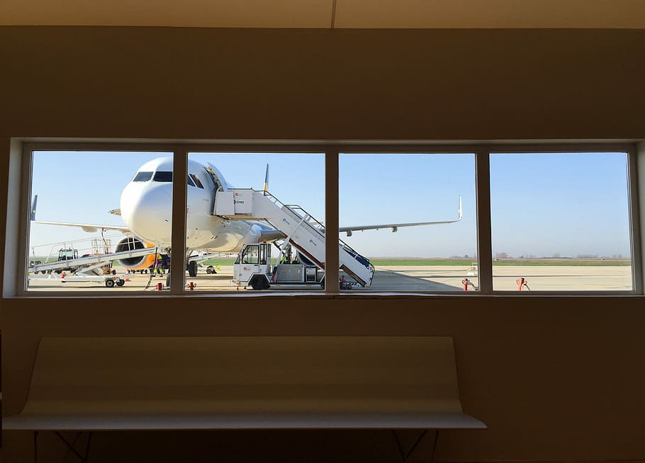blanc, avió, gris, superfície, finestra, aeroport, passos, avions, banc, seient, pista, sol, ombra, andorra, sala de espera, avion, vehicle aeri, manera de transport, transport, viatjar, transparent, cel, naturalesa, vidre - material, pista d’aeroport, cap gent, a l'interior, dia, arquitectura, interior del vehicle, cel clar, indústria aeroespacial, sostre, 2K