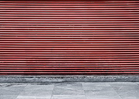 tapparella marrone, foto, chiuso, rosso, persiana, tapparella, Marrone, calcestruzzo, pavimento, marciapiede, otturatore, caratteristica della parete, architettura, vecchio, nessuno, mattone, a strisce, modello, ferro ondulato, strutturato, struttura costruita, metallo, esterno dell'edificio, giorno, sentiero, sicurezza, parete, all'aperto, ferro, box auto, color argento, pavimento piastrellato, 4K, CC0, dominio pubblico, privo di copyright