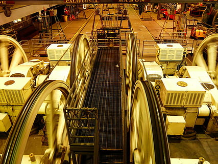 bianca, grigio, industriale, macchina, verricello, venti, il motore, industria, guidare, motore, ruota, ruote, fabbrica, sala, in casa, scala mobile, mezzi di trasporto, vista dall'alto, scala, architettura, gradini e scale, modo di trasporto, ringhiera, moderno, tecnologia, convenienza, movimento, struttura costruita, nessuno, illuminato, viaggio, connessione, movimento sfocato, 2K, CC0, dominio pubblico, privo di copyright