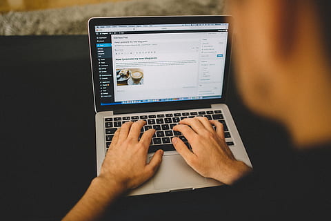 mand, iført, sort, top, ved brug af, macbook, pro, blogging, maskinskrivning, wordpress, bærbar, computer, teknologi, forretning, markedsføring, arbejder, trådløs teknologi, forbindelse, meddelelse, menneskelig hånd, internet, hånd, bruger bærbar computer, menneskelig kropsdel, computer netværk, en person, voksen, bruger computer, indendørs, bærbarhed, tæt på, 5K, CC0, offentligt domæne, royaltyfrie