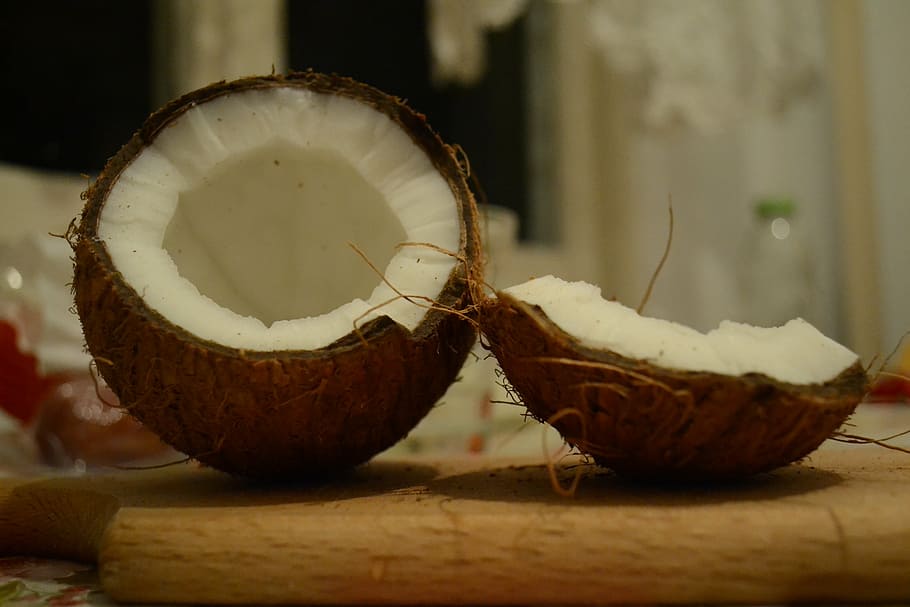 ranura de closca de coco, dos, coco, nou, exòtic, menjar i beguda, menjar, alimentació saludable, primer pla, benestar, taula, cap gent, a l'interior, fruita, centrar-se en primer pla, frescor, naturalesa, dia, material de fusta, natura morta, secció transversal, enfocament selectiu, insecte, 4K