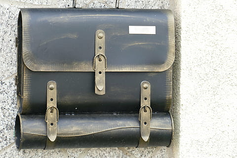 caixas de correio, schulmappe, jornal, postar, Inovativa, caixa de correio, notícia, cartas, mala de viagem, bagagem, lidar com, metal, ninguém, fechar-se, Entrada, porta, trancar, protecção, dia, número, fechadas, dentro de casa, segurança, comunicação, recurso de construção de parede, velho, oxidado, robusto, 5K, CC0, domínio público, royalty free