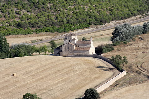 schit, câmpuri, Spania, peisaj, oameni, drumeții, cale, turism, biserică, piatră, parohie, natură, rural, deal, agricultură, copac, plantă, zi, construită, mediu inconjurator, vedere în unghi mare, arhitectură, combustibil și generarea de energie electrică, baraj, nici o persoana, Putere hidroelectrica, teren, apă, scenice - natura, în aer liber, creştere, frumusețe în natură, 2K, CC0, domeniu public, fără drepturi de autor