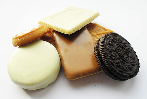 Kekse, Plätzchen, Textdatei, computerterm, Computercode, Werbung, Essen und Trinken, weißer Hintergrund, Lebensmittel, Nahansicht, Studioaufnahme, Süßes Essen, Stillleben, drinnen, Frische, Genuss, fertig für den Verzehr, keine Leute, Dessert, Süss, gebacken, Versuchung, ungesunde Ernährung, Wohlbefinden, zwei Objekte, Scheibe, Snack, 2K, CC0, gemeinfrei, lizenzfrei