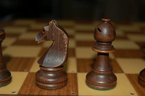 scacchi, scacchiera, legno - materiale, giochi di svago, in casa, Marrone, antico, gioco da tavolo, nessuno, cavaliere - pezzo degli scacchi, avvicinamento, strategia, attività commerciale, concentrarsi sulle conoscenze acquisite, gioco, metallo, natura morta, pezzo degli scacchi, tavolo, sicurezza, regina - pezzo degli scacchi, pedone - pezzo degli scacchi, 1080P, CC0, dominio pubblico, privo di copyright