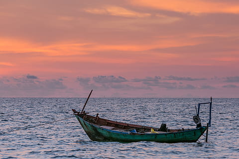 groen, boot, lichaam, water, gouden, uur, oceaan, Mocht ik willen, ik wou dat ik dat was, wolk, zonsondergang, hemel, zee, nautisch schip, natuur, Azië, strand, eiland, landschap, reizen, vakanties, schemer, zeegezicht, buitenshuis, vervoer, zomer, culturen, rustige scène, Vakantiebestemmingen, kustlijn, Thailand, wijze van transport, wolk - lucht, schoonheid in de natuur, scenics - natuur, kalmte, horizon over water, horizon, idyllisch, geen mensen, vissersboot, zinkend, ten anker, 2K, CC0, publiek domein, royaltyvrij