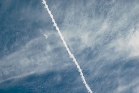 Kondensstreifen, Mond, abstrakt, Flugzeug, Blau, Himmel, Luft, Tag, fliegend, wolke - himmel, Luftfahrzeug, Natur, Geschwindigkeit, Transport, Weiß, Flachwinkelansicht, keine Leute, Bewegung, Transportmittel, unterwegs, Schönheit in der Natur, draußen, weiße Farbe, Reise, Verlassen, Ebene, 4K, CC0, gemeinfrei, lizenzfrei