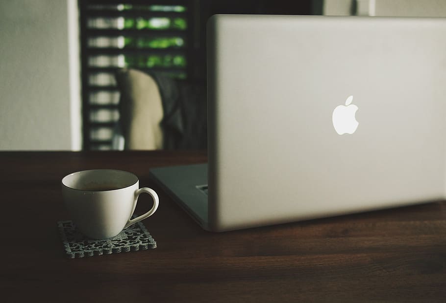MacBook de plata, al costat, tassa, blanc, ceràmica, cafè, plata, MacBook, poma, portàtil, ordinador, tecnologia, negocis, oficina, fusta, escriptori, muntanya russa, tassa de cafè, cafè - beguda, a l'interior, taula, enfocament selectiu, beure, menjar i beguda, cap gent, primer pla, natura morta, refresc, material de fusta, dia, centrar-se en primer pla, Color blanc, interior de casa, mobles, te, tassa de te, vaixella, 1080P