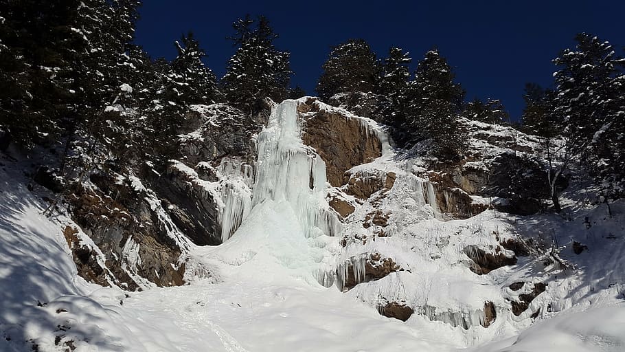 arbre amb fulles verdes, cargol, cascada, gel, cascada de gel, gel d'aigua, hivern, escalada en gel, congelat, fred, bergsport, alpí, muntanyes, gelat, gel empinat, zipfel bach, darrere de la pedra, allgäu, neu, temperatura de fred, cap gent, naturalesa, a l'aire lliure, escenics, dia, pi, paisatge, arbre, escenics - natura, planta, bellesa a la natura, medi ambient, terra, bosc, Color blanc, muntanya, escena no urbana, escena tranquil·la, tranquil·litat, arbre de coníferes, muntanya nevada, bosc de pi, 4K