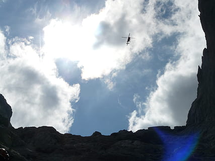 helikopter, bjerge, skyer, himmel, helikopter, bjerge, baglygte, lille bitte, flyve, luft, luftfart, fly, sky - himmel, flyvende, lav vinkel visning, udendørs, dag, luftfartøj, transportform, transportmidler, bevægelse, rejse, natur, skønhed i naturen, Midt i luften, på farten, bjerg, ingen mennesker, scenics - natur, klippe, formation, 2K, CC0, offentligt domæne, royaltyfrie