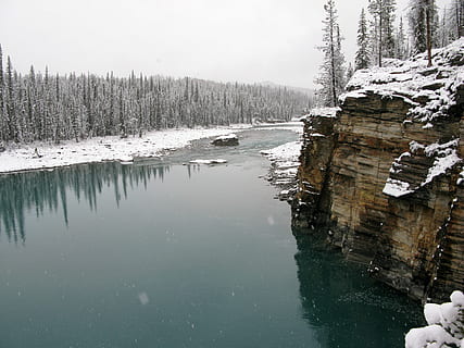 paesaggio del fiume Athabasca, bluff, diaspro, nazionale, parco, fiume Athabasca, paesaggio, parco nazionale di Jasper, Alberta, Canada, Athabasca, dominio pubblico, fiume, la neve, acqua, inverno, natura, foresta, albero, Paesaggi, all'aperto, nessuno, freddo - temperatura, temperatura fredda, riflessione, congelato, scenics - natura, pianta, lago, giorno, la tranquillità, scena tranquilla, bellezza nella natura, scena non urbana, terra, Pino, albero di conifere, 4K, CC0, dominio pubblico, privo di copyright