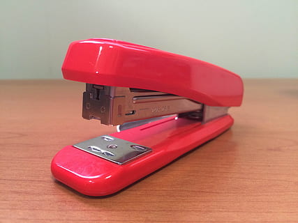 Hefter, Büro, Papierkram, Drucker, Tabelle, rot, Technologie, Verbindung, Stillleben, kabellose Technologie, drinnen, Nahansicht, keine Leute, Holz - Material, Kommunikation, Ausrüstung, Fokus auf den Vordergrund, Bürobedarf, Mobiltelefon, Portabilität, einzelnes Objekt, tragbares Informationsgerät, 2K, CC0, gemeinfrei, lizenzfrei