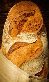 cuerpo, un pan, horneado, envuelto, comida, comida y bebida, frescura, adentro, nadie, naturaleza muerta, alimentación saludable, vista de alto ángulo, bienestar, de cerca, mesa, harina, marrón, hecho en casa, listo para comer, rebanada de pan, directamente arriba, panadería, pan moreno, 5K, CC0, dominio público, libre de derechos