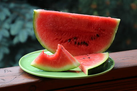 persona, mostrant, rodanxes, síndries, verd, ceràmica, placa, síndria, seccionat, gnawed, postres, menjar saludable, la riquesa de, fruita, aperitiu, saborós, fruita fresca, calor, fibra, natural, nutrició, vermell, fresc, aprimament, dieta, magra, peça, menjar, alimentació saludable, en forma, una dieta saludable, menjar i beguda, tall, benestar, frescor, cap gent, meló, primer pla, sucós, estiu, centrar-se en primer pla, refresc, material de fusta, taula, llavor, madur, berenar, 5K, CC0, domini públic, lliure de regalies