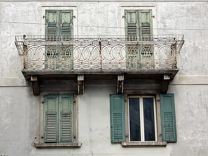 finestra, vell, finestra antiga, façana, històricament, resistent, fusta, vidre, trencar, edifici, finestres de fusta, barri antic, marcs de finestres, obturador, tancat, balcó, ferro forjat, exterior de l'edifici, estructura construïda, arquitectura, cap gent, dia, porta, entrada, barri residencial, a l'aire lliure, funció de construcció de parets, vista d’angle baix, abandonat, paret, casa, barana, 4K, CC0, domini públic, lliure de regalies