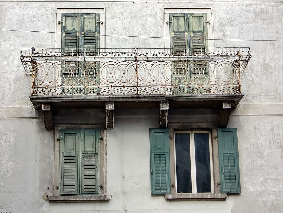 finestra, vell, finestra antiga, façana, històricament, resistent, fusta, vidre, trencar, edifici, finestres de fusta, barri antic, marcs de finestres, obturador, tancat, balcó, ferro forjat, exterior de l'edifici, estructura construïda, arquitectura, cap gent, dia, porta, entrada, barri residencial, a l'aire lliure, funció de construcció de parets, vista d’angle baix, abandonat, paret, casa, barana, 4K