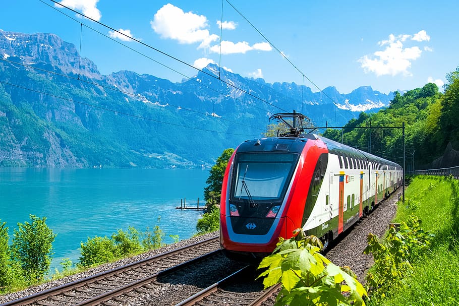 blanc, negre, vermell, tren, rail, cos, aigua, tren de passatgers, sbb, db, bombardier, interurbana, mitjans de transport públics, trànsit ferroviari, viatjar, ferrocarrils federals suïssos, llac walen, churfirsten, transport, transport per ferrocarril, manera de transport, muntanya, vies del ferrocarril, transport públic, pista, tren - vehicle, naturalesa, Serra, cel, bellesa a la natura, cable, dia, planta, telefèric, escenics - natura, cap gent, a l'aire lliure, electricitat, 2K