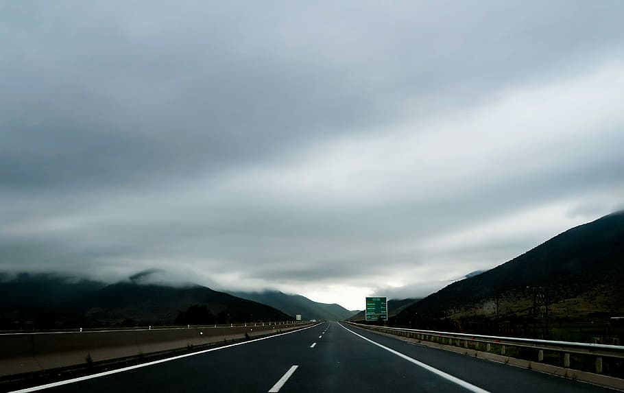 panoràmica, vista, carretera, ennuvolat, cel, vista panoràmica, negre, núvols, gris, turons, carreteres, viatge, transport, núvol - cel, naturalesa, paisatge, viatjar, cap gent, asfalt, escenics, a l'aire lliure, llocs de viatges, autopista de carrils múltiples, el camí a seguir, línia divisòria, direcció, muntanya, símbol, signe, marcatge de carreteres, marcatge, perspectiva decreixent, punt de fuga, bellesa a la natura, ciutat, dia, barrera de xoc, viatge de carretera, 4K