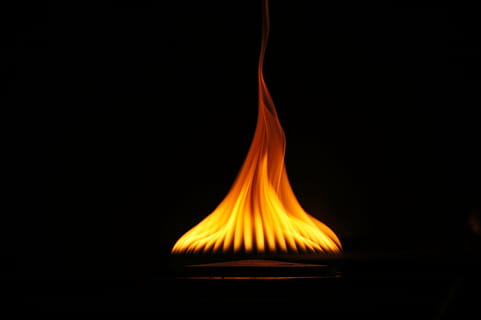 flama, foc, calenta, cremant, calor, cremar, inflamable, infern, encendre, fons negre, tir de l'estudi, calor - temperatura, còpia espai, cap gent, foc - fenomen natural, a l'interior, moviment, primer pla, naturalesa, color taronja, sol objecte, brillant, color negre, menjar i beguda, tallar, 4K, CC0, domini públic, lliure de regalies