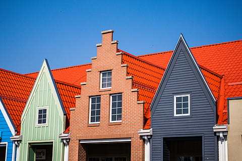 brązowy, czarny, Zielony, dom, czerwony, dach, builing, architektura, Struktura, kolor, dachówka, na zewnątrz budynku, budynek, zbudowana struktura, niebieski, dzielnica mieszkaniowa, niebo, Miasto, okno, czyste Niebo, własność domu, fasada, przedmieście, żadnych ludzi, cegła, na dworze, Dom szeregowiec, apartament, 5K, CC0, domena publiczna, darmowe zdjęcia