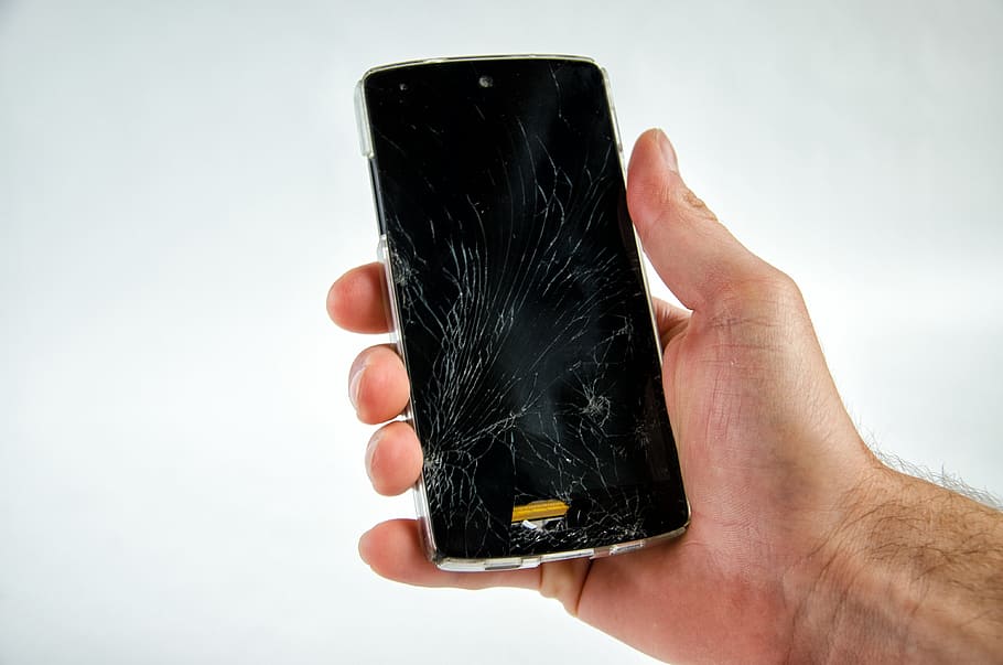 persona, celebració, negre, smartphone, mostrant, pantalla, trencat, espatllat, defecte, mòbil, Dispositiu mòbil, android, reparació, protecció, esquerdes, saltar, caure, accident, contratemps, mala sort, desgràcia, mà, mantenir, mà humana, part del cos humà, tecnologia, tecnologia sense fils, dispositiu d’informació portàtil, telèfon intel·ligent, tir de l'estudi, gent, part del cos, comunicació, color negre, telèfon mòbil, connexió, a l'interior, primer pla, pantalla del dispositiu, dit, 4K