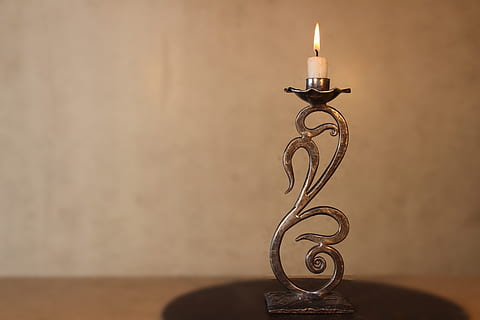 Leuchter, schmieden, Metall, Schmiede, drinnen, Verbrennung, keine Leute, Nahansicht, beleuchtet, Kerze, kopieren sie platz, Fokus auf den Vordergrund, Feuer, Flamme, einzelnes Objekt, Studioaufnahme, Kerzenhalter, Tabelle, Feuer - natürliches Phänomen, Stillleben, Holz - Material, Wandbau - Funktion, Lichtanlage, 5K, CC0, gemeinfrei, lizenzfrei