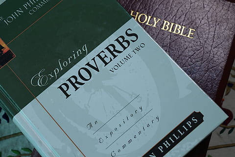 Bible, les proverbes, écriture, christianisme, livre ouvert, saint, lumière, texte, écriture occidentale, la communication, nombre, fermer, personne, vue grand angle, signe, information, lettre capitale, nature morte, à l'intérieur, la finance, orientation, journée, affaires, panneau d'information, planche, vente au détail, tableau noir, message, 4K, CC0, domaine public, libre de droits