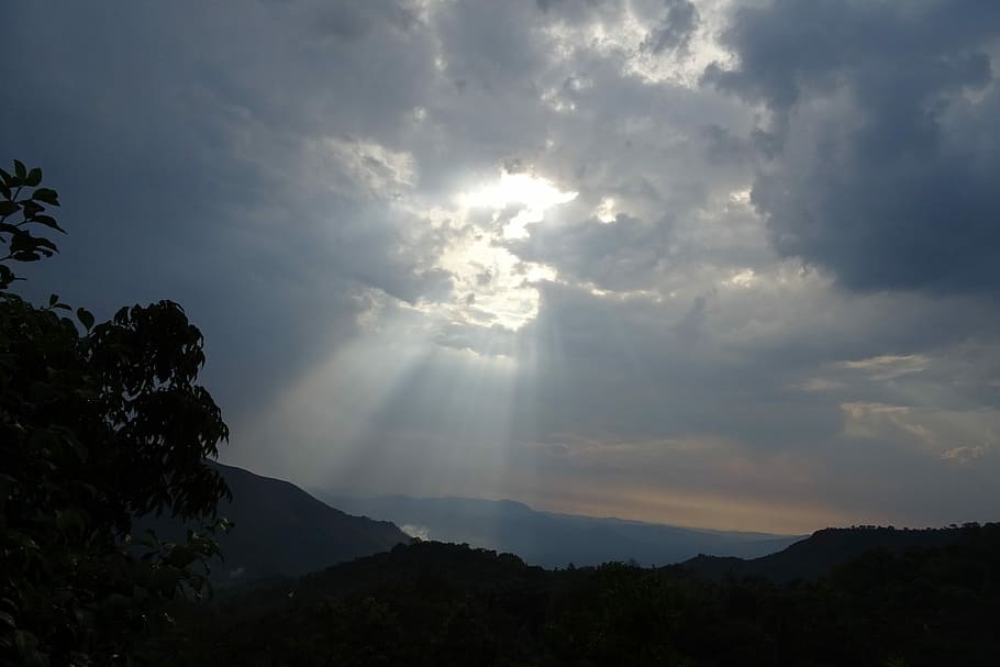 sol, biga, núvol, raigs solars, brillant, naturalesa, agumbe, karnataka, Índia, escenics, bellesa a la natura, cel, tranquil·litat, raig de sol, núvol - cel, muntanya, escenics - natura, llum solar, medi ambient, escena tranquil·la, cap gent, Serra, silueta, escena no urbana, idíl·lic, flare de la lent, paisatge, a l'aire lliure, streaming, cim de muntanya, 2K