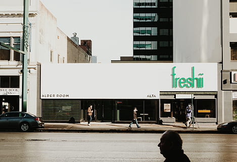 fasada sklepu freshii, szary, sedan park, oprócz, budynek freshii, dzień, słowa, kontekst, czas, budynek, architektura, sklep, witryna sklepowa, Struktura, redakcyjny, scena miejska, zbudowana struktura, na zewnątrz budynku, lokalizacje podróży, życie w mieście, ludzie, znak, Miasto, na dworze, transport, pojazd silnikowy, środek transportu, ulica, pojazd lądowy, tekst, porozumiewanie się, samochód, prawdziwi ludzie, krajowy, ssak, Droga, zwierzęta domowe, 4K, CC0, domena publiczna, darmowe zdjęcia