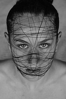 foto en escala de grises, mujer, cara, cubierto, negro, hilo, modelo, ojo, Art º, blanco negro, diseño, imagen, naturaleza, cuerda, perezoso, aguja, ojos, bw, cuerpo, su, nudo, orejas, nariz, boca, retrato, arriba, gente joven, creativo, jajaja, emoción, moho, linda, Cara de gato, agradable, dulce, bestia, Bigote, mirando a la cámara, una persona, disparo a la cabeza, de cerca, vista frontal, adentro, gente real, parte del cuerpo, parte del cuerpo humano, sin camisa, adulto joven, estilos de vida, cara humana, centrarse en primer plano, actividad de ocio, niño, adulto medio, cabello humano, peinado, 5K, CC0, dominio público, libre de derechos