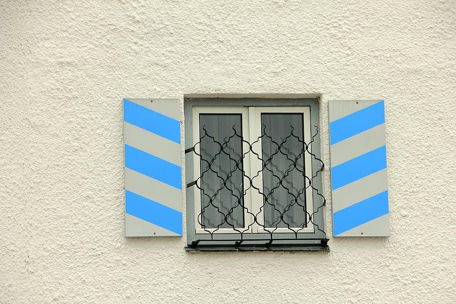 langas, juostelės, tinklelis, mėlyna balta, architektūra, fasadas, sienų kūrimo funkcija, pastato išorė, pastatyta struktūra, nėra žmonių, mėlyna, pastatas, dieną, balta spalva, figūra, sienos, namas, lauke, dizainas, geometrinės formos, modelį, uždaryta, tekstūruotas, saugumą, lango rėmas, 5K