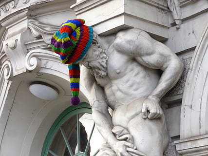 imatge, riga, cara, barret, hivern, fred, estàtua, arquitectura, escultura, vista d’angle baix, estructura construïda, marbre, art i artesania, creativitat, artesania, cap gent, dia, representació, exterior de l'edifici, representació humana, talla - producte artesanal, el passat, a l'aire lliure, història, primer pla, decoració, ornamentat, 4K, CC0, domini públic, lliure de regalies