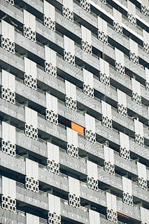 edificio de gran altura blanco, gris, blanco, edificio, modelo, arquitectura, negro, nadie, fotograma completo, antecedentes, en una fila, estructura construida, gran grupo de objetos, repetición, abundancia, exterior del edificio, estante, arreglo, día, vista de ángulo bajo, al aire libre, lado a lado, lugar de adoración, religión, orden, santuario, apartamento, 5K, CC0, dominio público, libre de derechos
